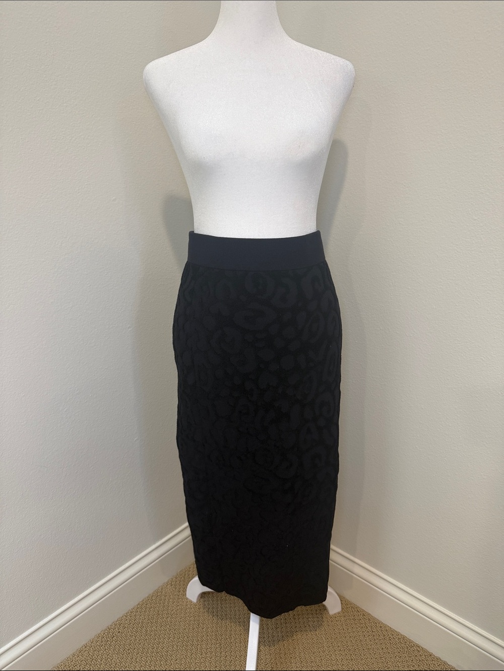 Burberry Black Leopard Jacquard Pencil Skirt - Sleek Silhouette